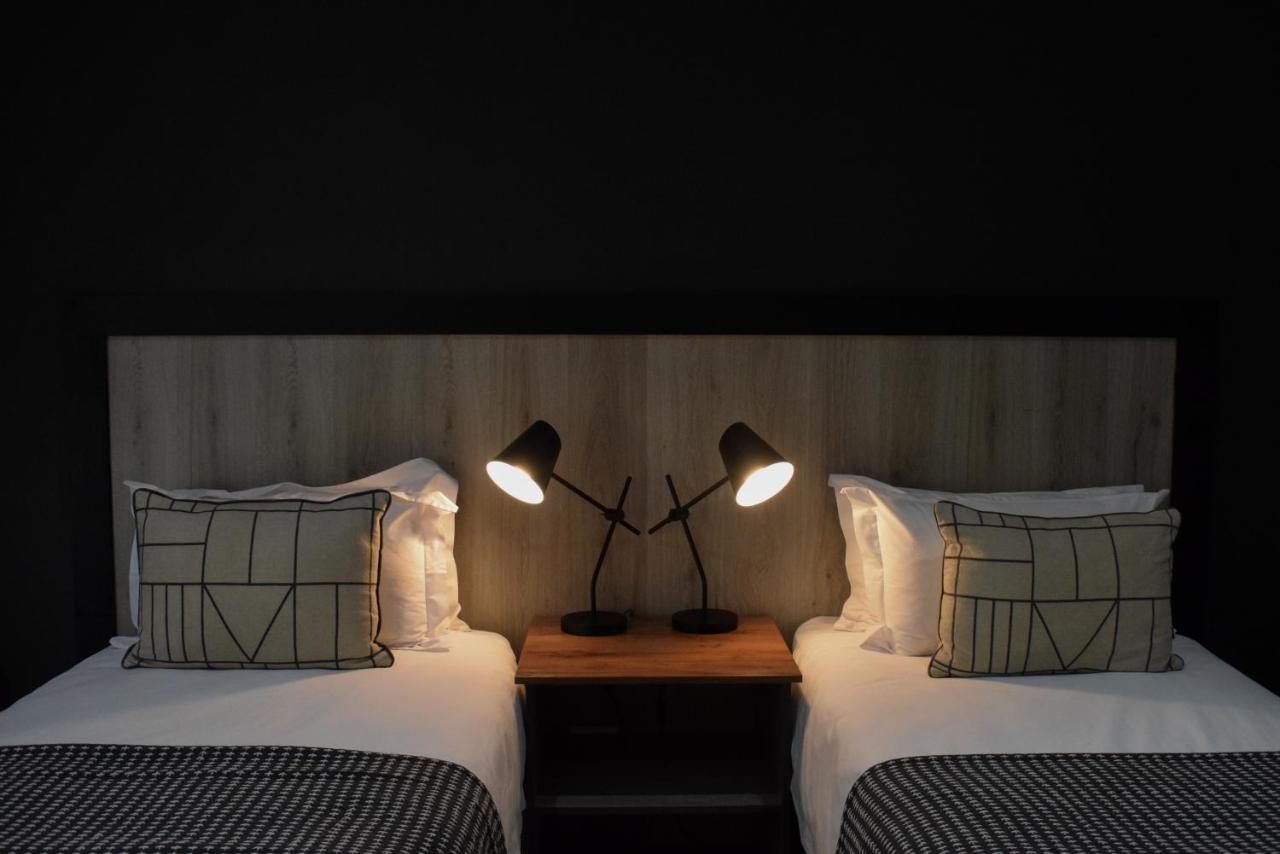 Azaria Guesthouse สเวลเลนดาม ภายนอก รูปภาพ